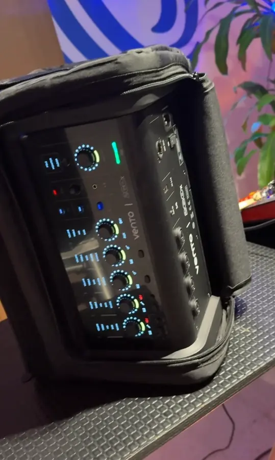 Vento 2GOx con el morral abierto, panel de control accesible en pleno evento