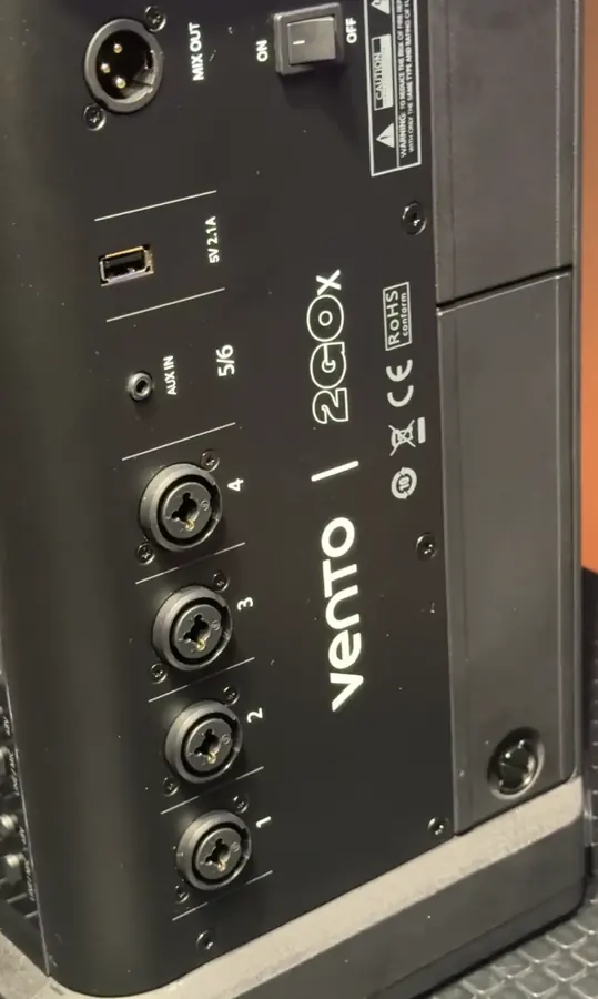 Panel trasero real del Vento 2GOx con las 4 entradas XLR combo